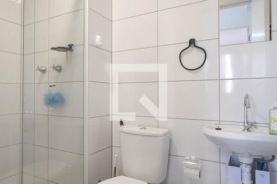 Banheiro de apartamento para alugar com 2 quartos, 38m² em Parque Reboucas, São Paulo