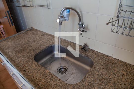 Cozinha de apartamento para alugar com 1 quarto, 39m² em Presidente Médici, Ribeirão Preto
