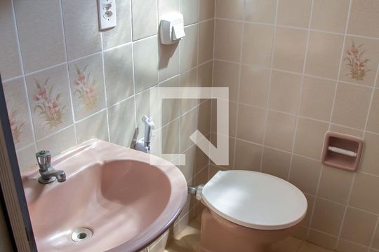 Banheiro da suíte de apartamento para alugar com 1 quarto, 39m² em Presidente Médici, Ribeirão Preto