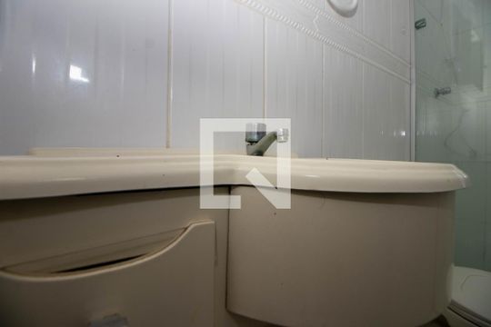 Banheiro de kitnet/studio para alugar com 1 quarto, 50m² em Cristo Redentor, Porto Alegre