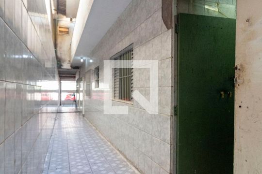 Área Externa de casa para alugar com 1 quarto, 70m² em Vila Carmosina, São Paulo