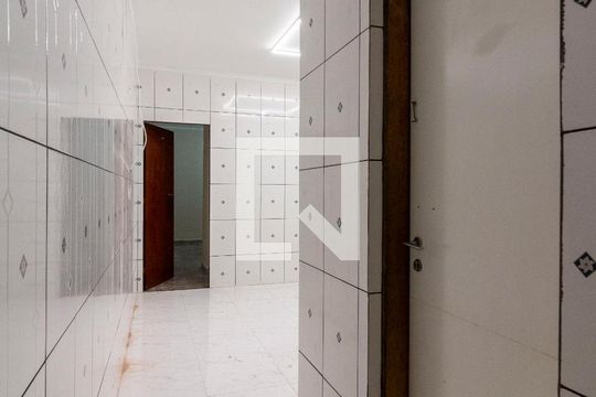 Corredor de casa para alugar com 1 quarto, 70m² em Vila Carmosina, São Paulo