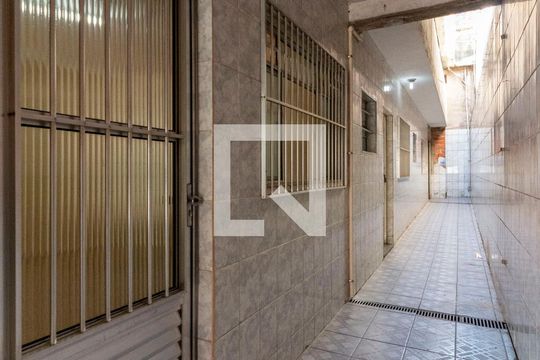 Área Externa de casa para alugar com 1 quarto, 70m² em Vila Carmosina, São Paulo
