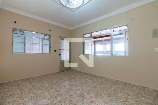 Casa para alugar com 1 quarto, 70m² em Vila Carmosina, São Paulo