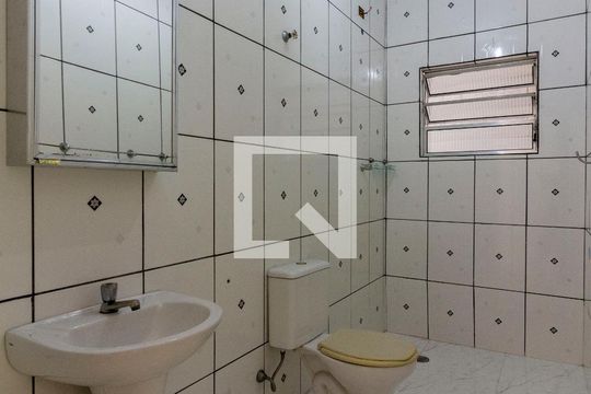 Banheiro  de casa para alugar com 1 quarto, 70m² em Vila Carmosina, São Paulo