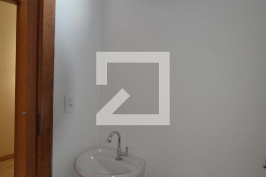 Banheiro de kitnet/studio para alugar com 1 quarto, 29m² em Santana, Porto Alegre