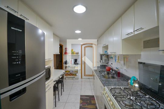 Cozinha de apartamento à venda com 3 quartos, 270m² em Aclimação, São Paulo