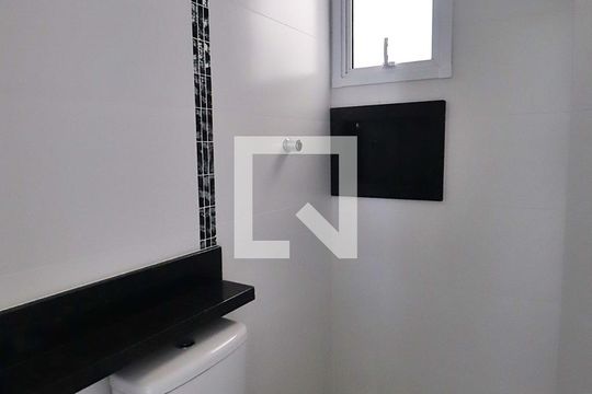 Banheiro Social de apartamento à venda com 2 quartos, 43m² em Vila Pires, Santo André
