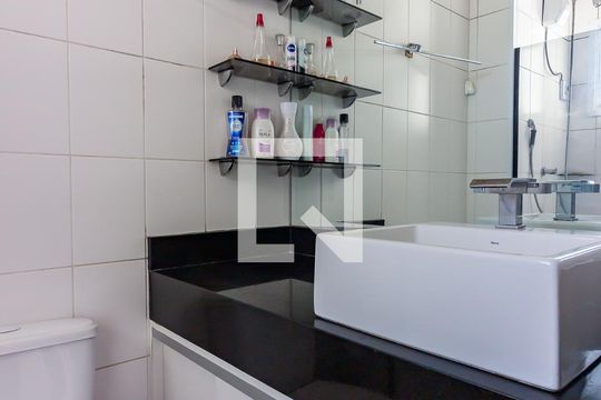 Banheiro de apartamento à venda com 2 quartos, 50m² em Presidente Altino, Osasco