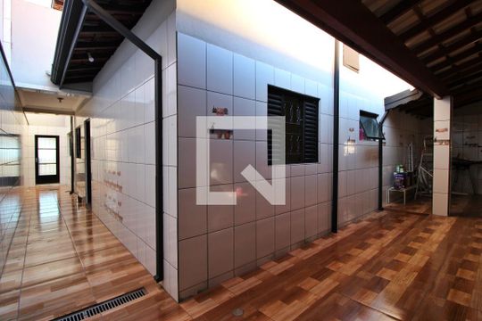 Área dos fundos de casa à venda com 4 quartos, 237m² em Vila Manoel Ferreira, Campinas
