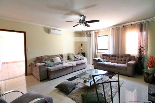 Sala de estar de casa à venda com 4 quartos, 237m² em Vila Manoel Ferreira, Campinas
