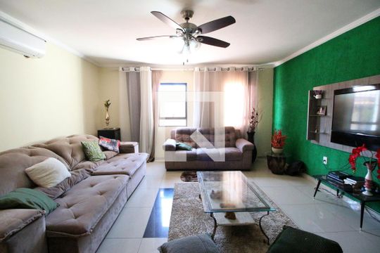 Sala de estar de casa à venda com 4 quartos, 237m² em Vila Manoel Ferreira, Campinas