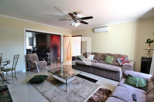 Sala de estar de casa à venda com 4 quartos, 237m² em Vila Manoel Ferreira, Campinas