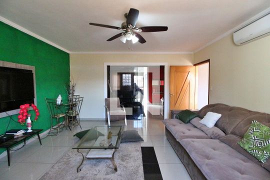 Sala de estar de casa à venda com 4 quartos, 237m² em Vila Manoel Ferreira, Campinas