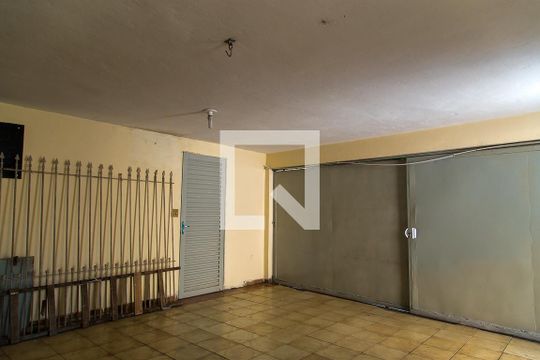 Garagem comum de casa para alugar com 3 quartos, 80m² em Cidade Domitila, São Paulo