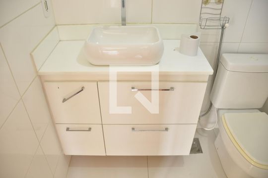 Banheiro Social de apartamento à venda com 2 quartos, 52m² em Largo do Barradas, Niterói
