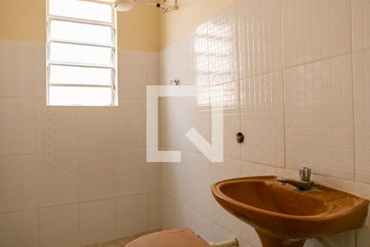 Banheiro de casa para alugar com 1 quarto, 80m² em Parque São Domingos, São Paulo