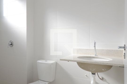 Banheiro da suíte de apartamento para alugar com 2 quartos, 67m² em Barreiros, São José