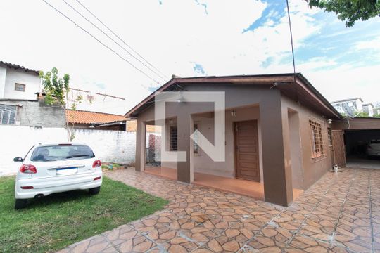 Fachada de casa à venda com 3 quartos, 240m² em Vila Nova, Porto Alegre