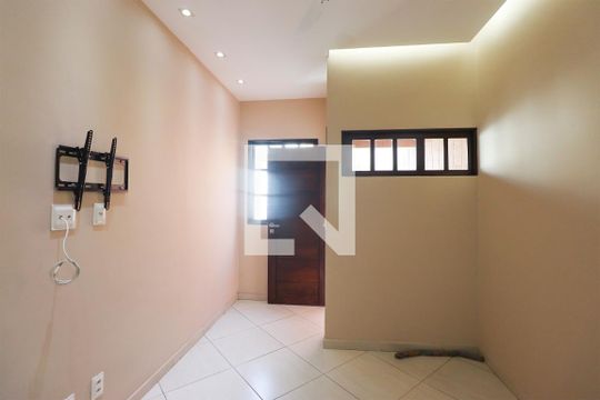 Sala de casa de condomínio para alugar com 2 quartos, 70m² em Bento Ribeiro, Rio de Janeiro