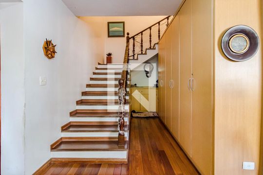 Escada de casa à venda com 3 quartos, 258m² em Sumaré, São Paulo