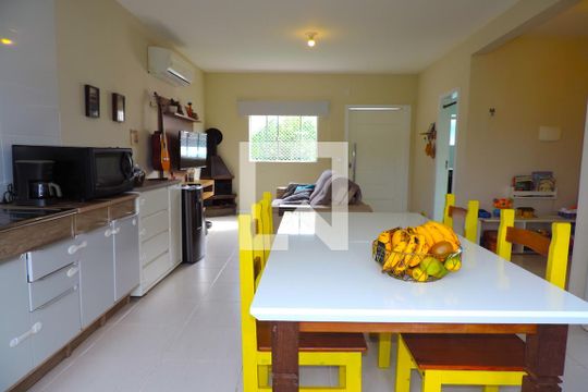 Sala de casa para alugar com 2 quartos, 88m² em Campeche, Florianópolis