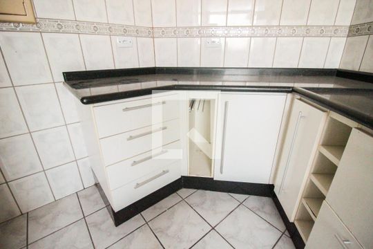 Detalhe cozinha de apartamento para alugar com 2 quartos, 74m² em Vila Rosaria, São Paulo