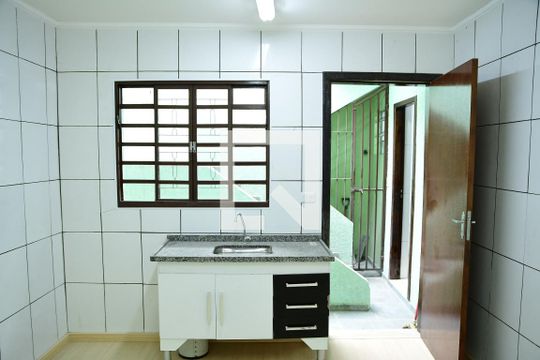 Sala/Cozinha de casa para alugar com 1 quarto, 20m² em Granja Viana, Cotia