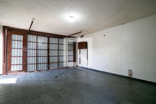 Garagem de casa à venda com 4 quartos, 150m² em Vila Romero, São Paulo