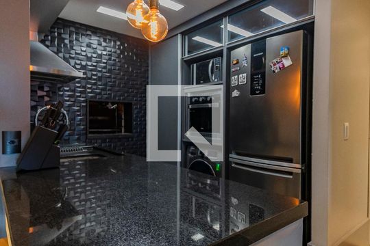 Cozinha com churrasqueira  de apartamento à venda com 1 quarto, 56m² em Petrópolis, Porto Alegre