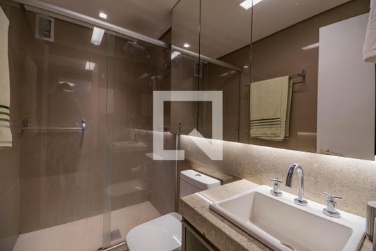 Banheiro  de apartamento à venda com 1 quarto, 56m² em Petrópolis, Porto Alegre