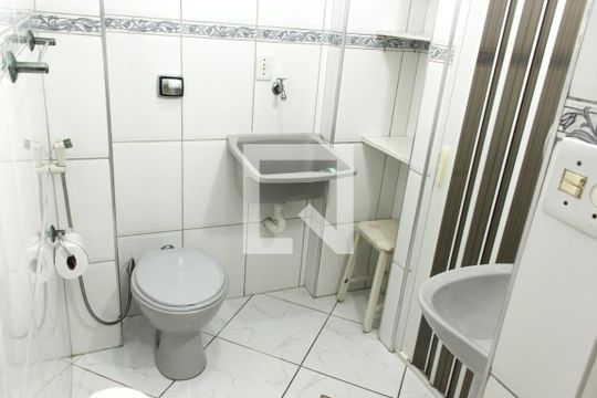 Banheiro de apartamento para alugar com 1 quarto, 60m² em Boqueirão, Santos