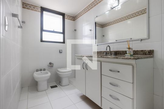 Banheiro da Suíte de apartamento à venda com 5 quartos, 200m² em Perdizes, São Paulo
