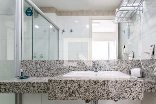 Banheiro de apartamento para alugar com 1 quarto, 34m² em Pampulha, Belo Horizonte