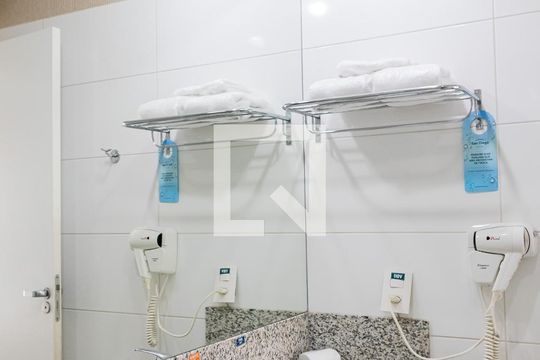 Banheiro de apartamento para alugar com 1 quarto, 34m² em Pampulha, Belo Horizonte