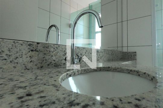 Banheiro de apartamento para alugar com 2 quartos, 52m² em Jardim Flor da Montanha, Guarulhos