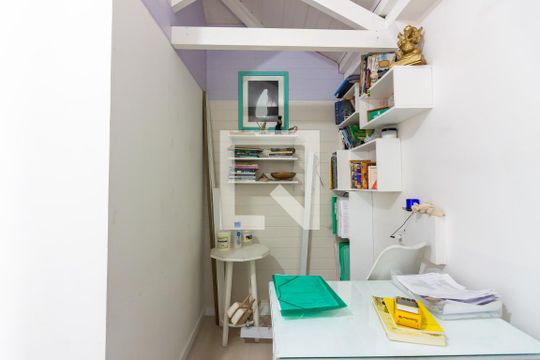 Comodo  de casa para alugar com 5 quartos, 268m² em Km 18, Osasco