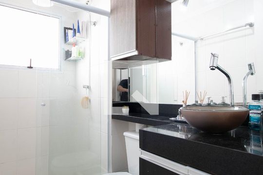 Banheiro de apartamento à venda com 2 quartos, 49m² em Conceição, Osasco