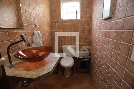 Banheiro 2 de casa para alugar com 4 quartos, 300m² em Jardim Quaresmeira, Suzano