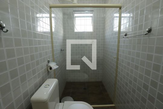 Banheiro 3 de casa para alugar com 4 quartos, 300m² em Jardim Quaresmeira, Suzano