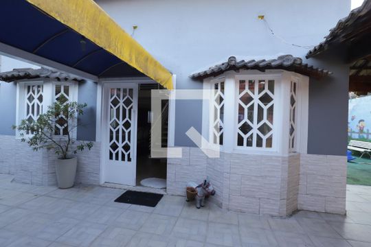 Fachada de casa para alugar com 4 quartos, 300m² em Jardim Quaresmeira, Suzano