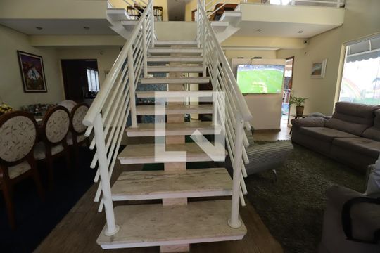Escada de casa para alugar com 4 quartos, 300m² em Jardim Quaresmeira, Suzano