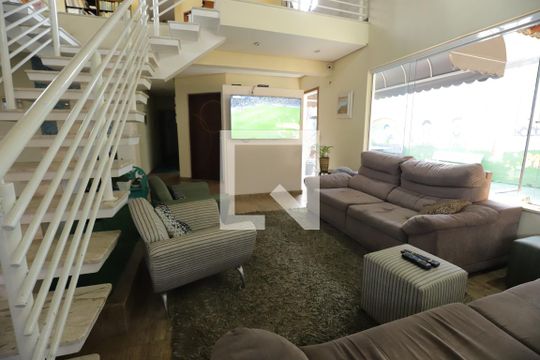 Sala de casa para alugar com 4 quartos, 300m² em Jardim Quaresmeira, Suzano