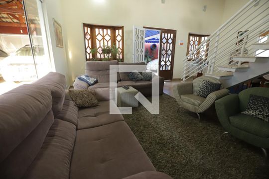Casa para alugar com 4 quartos, 300m² em Jardim Quaresmeira, Suzano