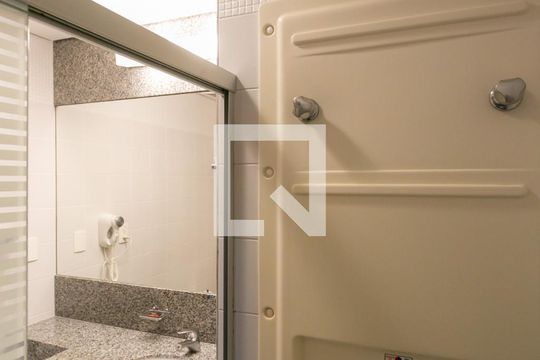 Banheiro de apartamento para alugar com 1 quarto, 27m² em Serra, Belo Horizonte