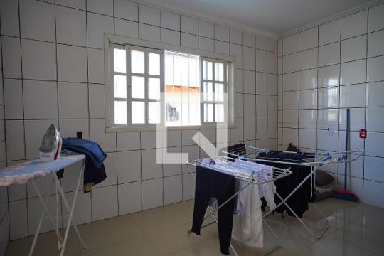 Lavanderia de casa à venda com 3 quartos, 480m² em Jardim Itu Sabará, Porto Alegre