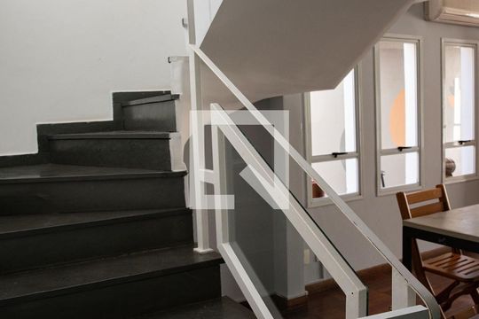 Escada de casa para alugar com 3 quartos, 180m² em Vila Hamburguesa, São Paulo