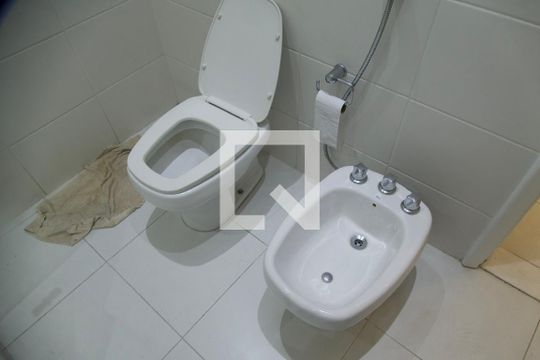 Banheiro social  de apartamento para alugar com 2 quartos, 80m² em Ipanema, Rio de Janeiro