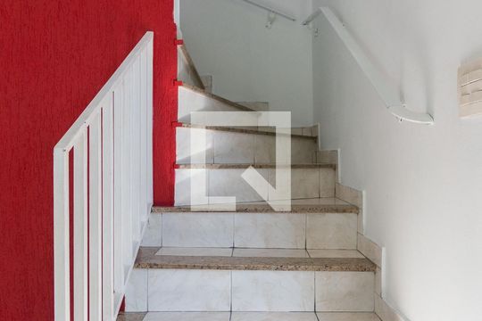 Escadas de casa à venda com 3 quartos, 165m² em Vila Pereira Cerca, São Paulo