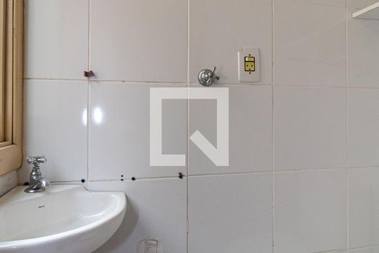 Banheiro de serviço de apartamento à venda com 2 quartos, 56m² em Rio Branco, Porto Alegre